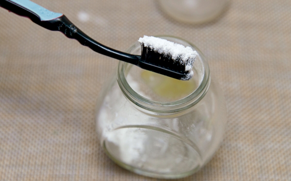 Opciones naturales para limpiar los dientes